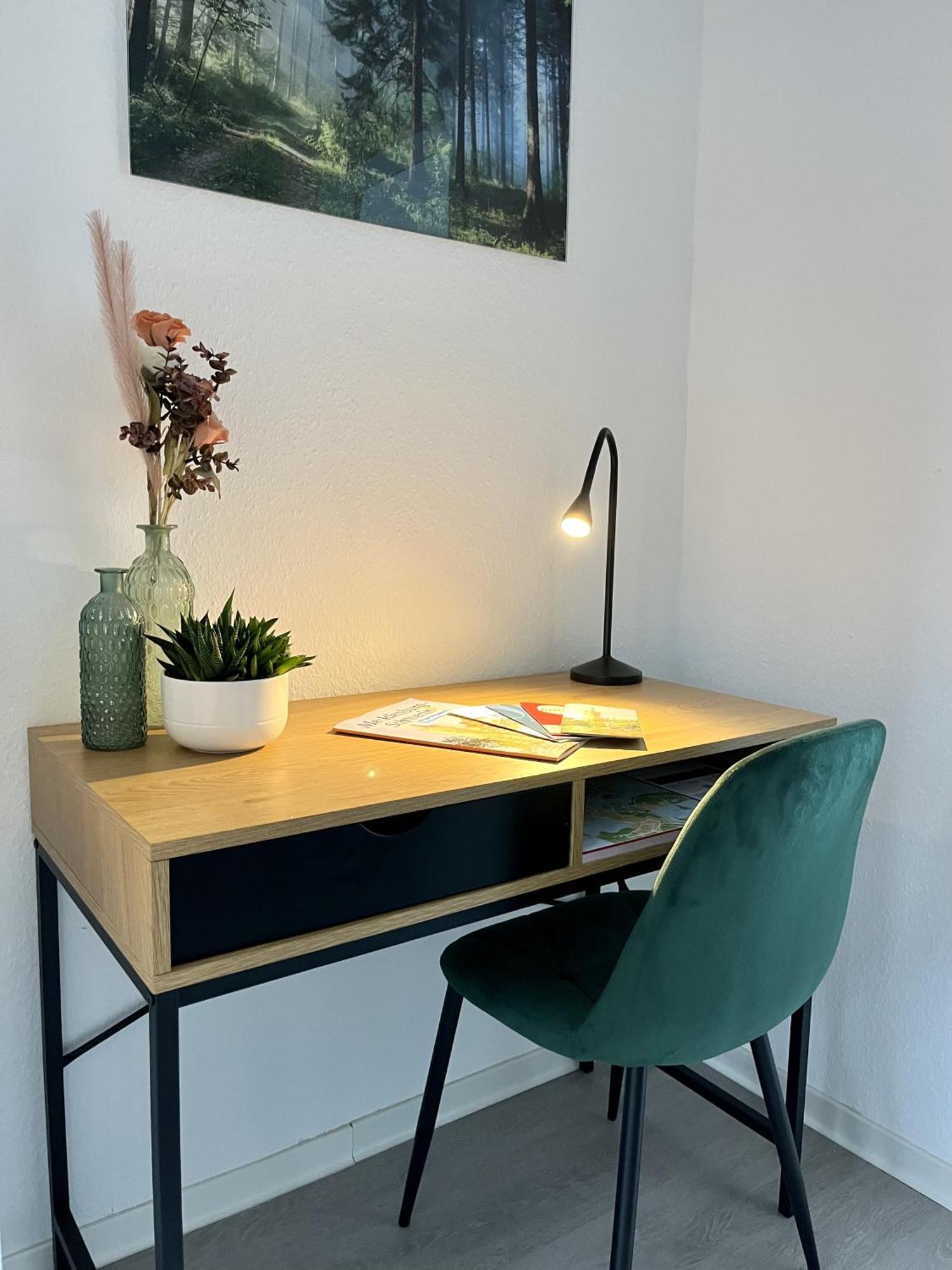 Endless: Studio Mit Netflix + Workstation Im Zentrum Шверин Экстерьер фото